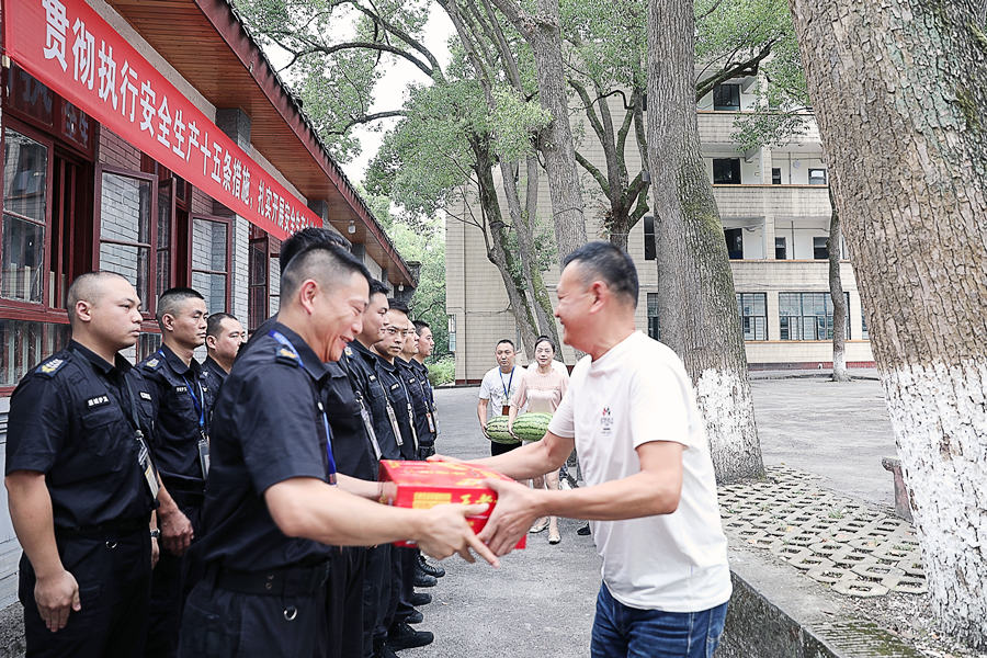 附件2：向押運(yùn)隊(duì)員送慰問品.jpg